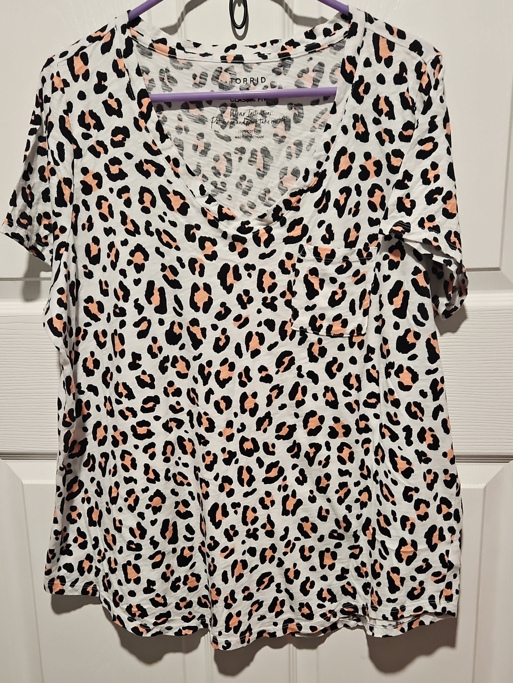 Torrid White & Peach Leopard Print V-Neck Pocket Tee